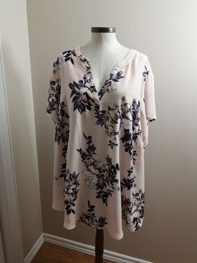 Torrid light pink floral Georgette Size 4X blouse.